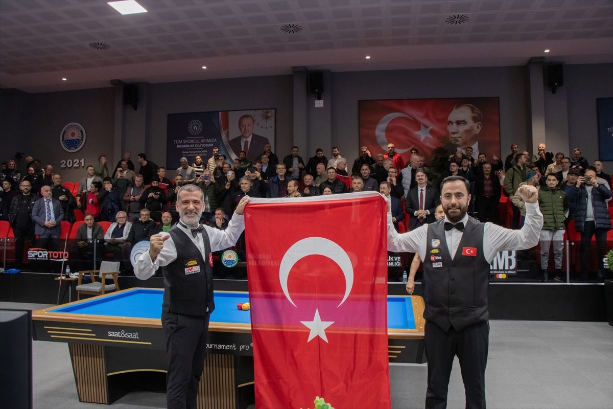Ankara'da düzenlenen 3 Bant Bilardo Milli Takımlar Avrupa Şampiyonası'nda Tayfun Taşdemir (solda)...
