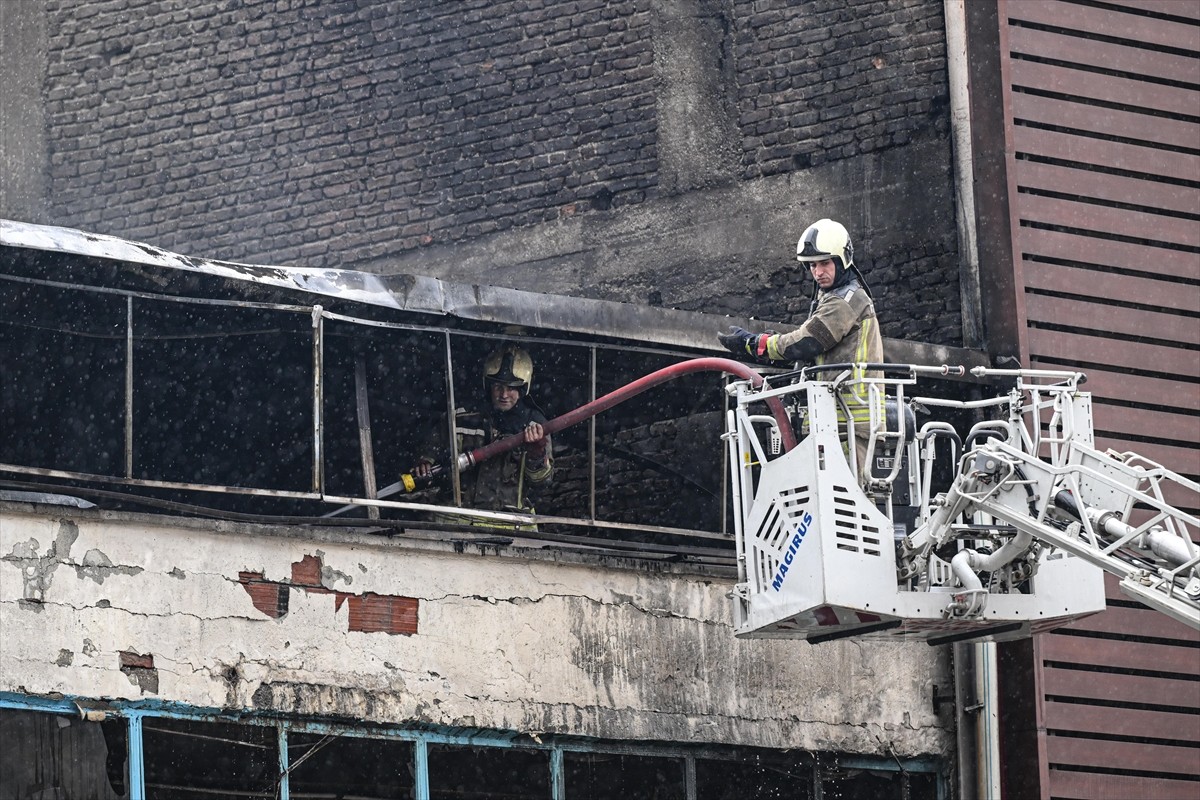 Ankara'nın Altındağ ilçesindeki mobilya atölyesinde çıkan yangın, itfaiye ekiplerince kontrol...