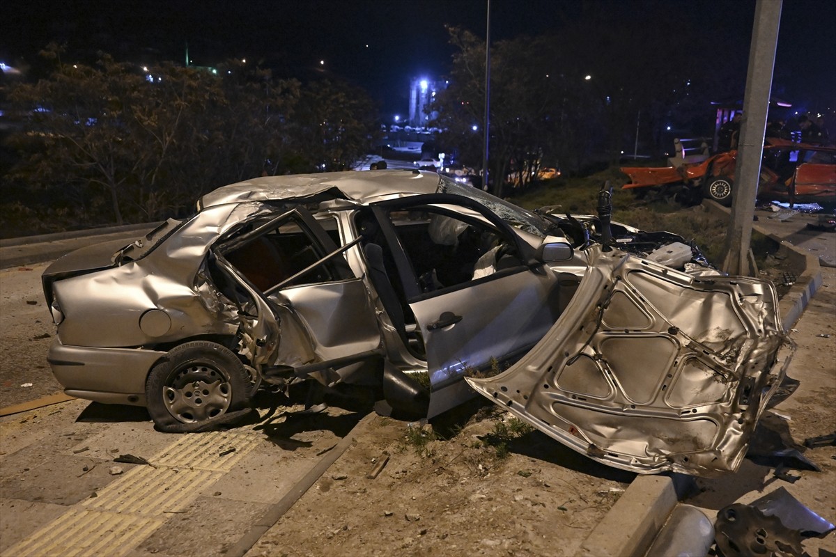 Ankara'nın Mamak ilçesindeki trafik kazasında 6 kişi yaralandı.
