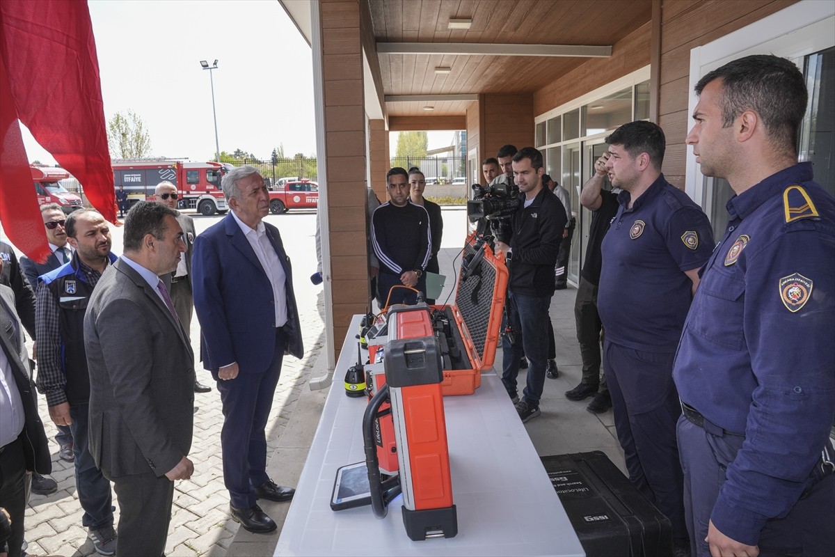 Ankara Büyükşehir Belediye (ABB) Başkanı Mansur Yavaş (sol 2), Esenboğa Havaalanı yanına kurulan...