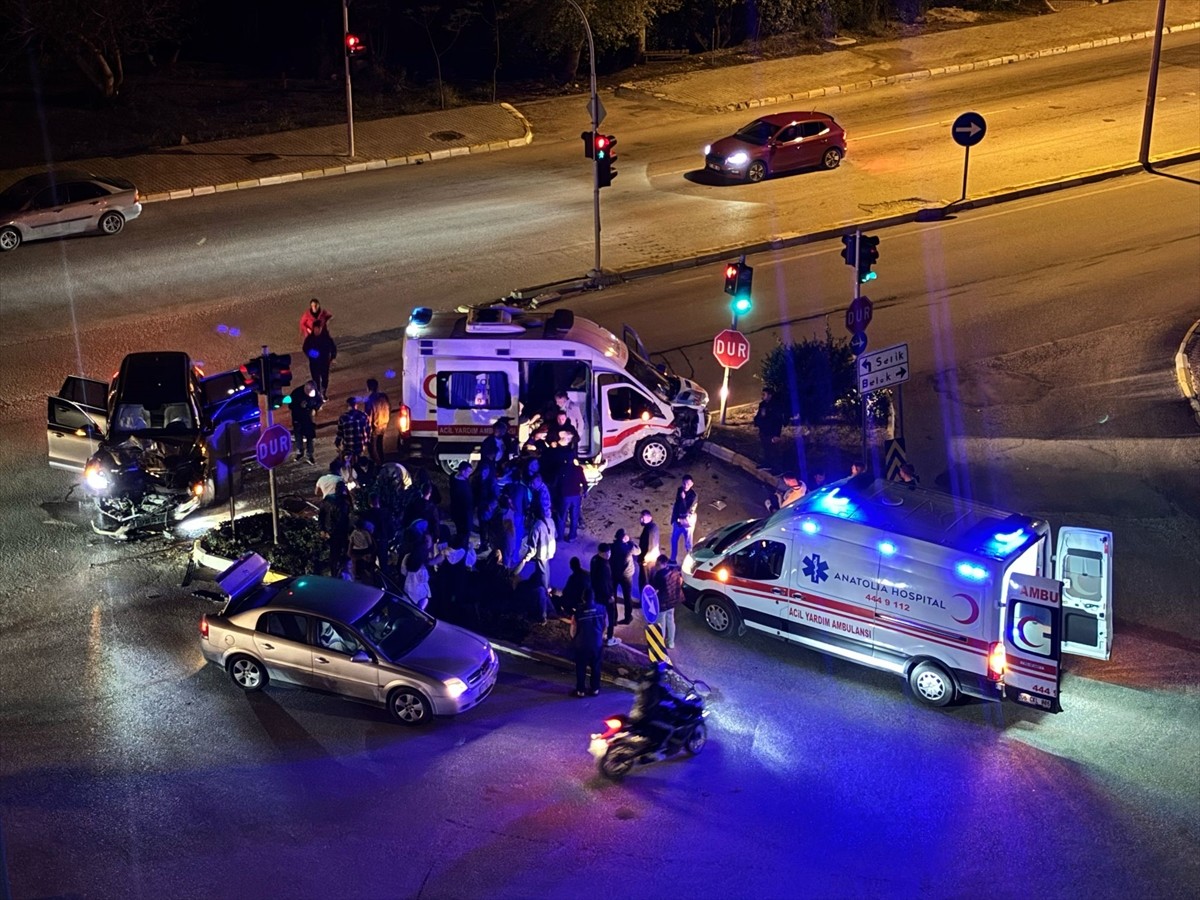 Antalya'nın Serik ilçesinde ambulans ile otomobilin çarpışması sonucu 9 kişi yaralandı.