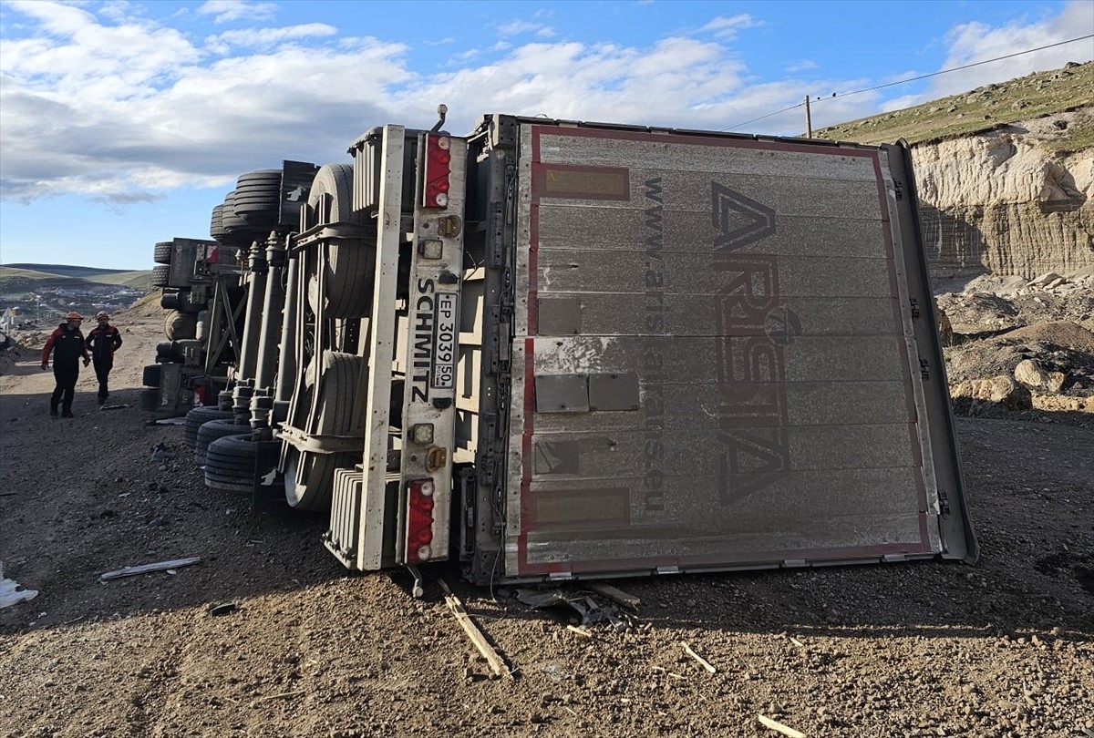 Ardahan'da devrilen tırın sürücüsü yaralandı.