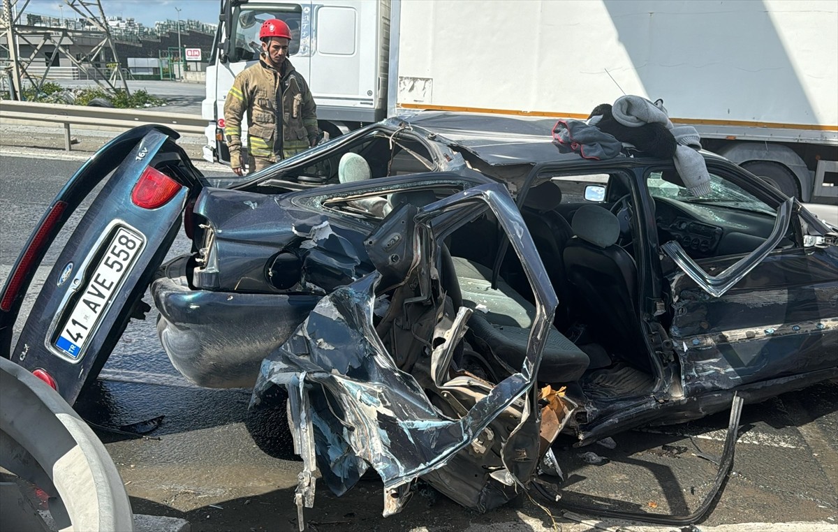 Arnavutköy'de hafriyat kamyonu ile otomobilin çarpışması sonucu 2 kişi yaralandı.