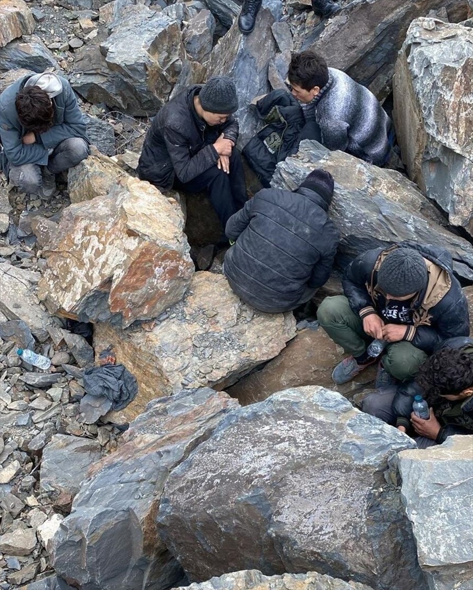 Artvin'de göçmen kaçakçılığı yaptıkları öne sürülen 2 şüpheli tutuklandı.