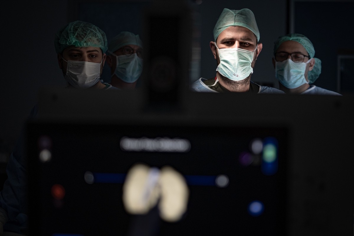 Atatürk Üniversitesi Araştırma Hastanesi'nde diz protezi ameliyatı, milimetrik ölçülerle hatasız...