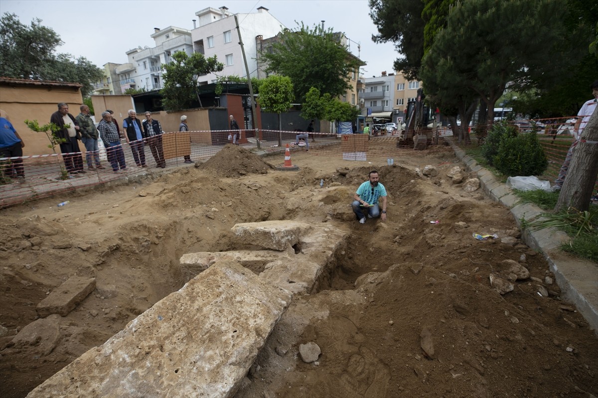 Aydın'da Tralleis Antik Kenti'ne yakın bölgede belediyenin yol yenileme çalışmasında insan...