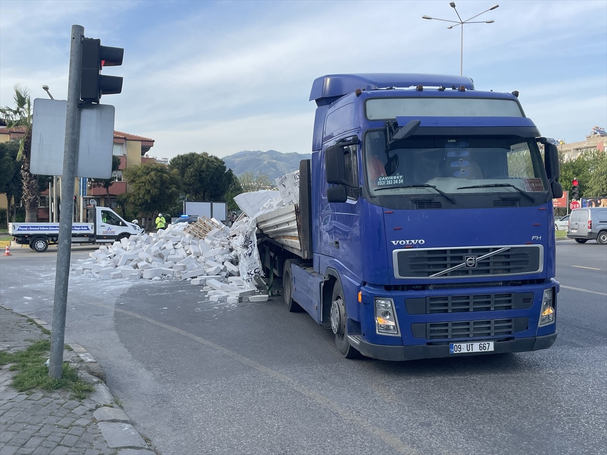 Aydın'ın Efeler ilçesinde tırdaki gaz betonların yola döküldüğü anlar, bir iş yerinin güvenlik...