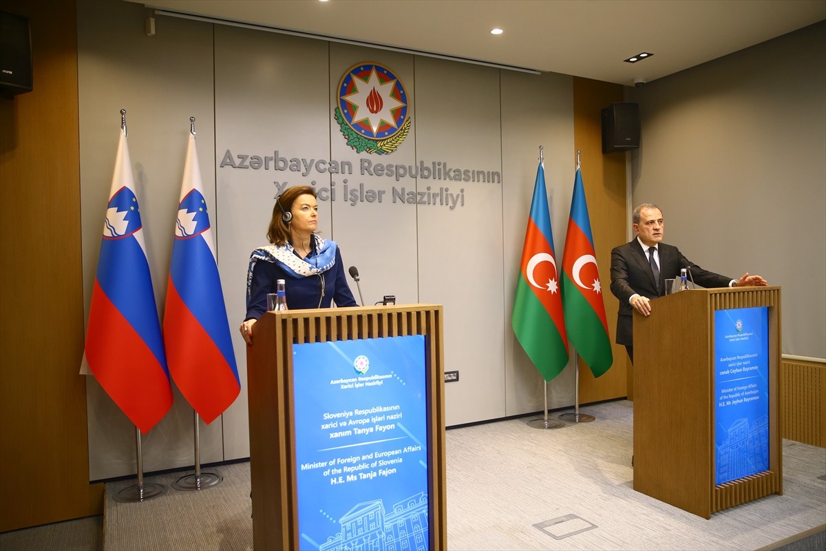 Azerbaycan Dışişleri Bakanı Ceyhun Bayramov (sağda), Azerbaycan'da temaslarda bulunan Slovenya...