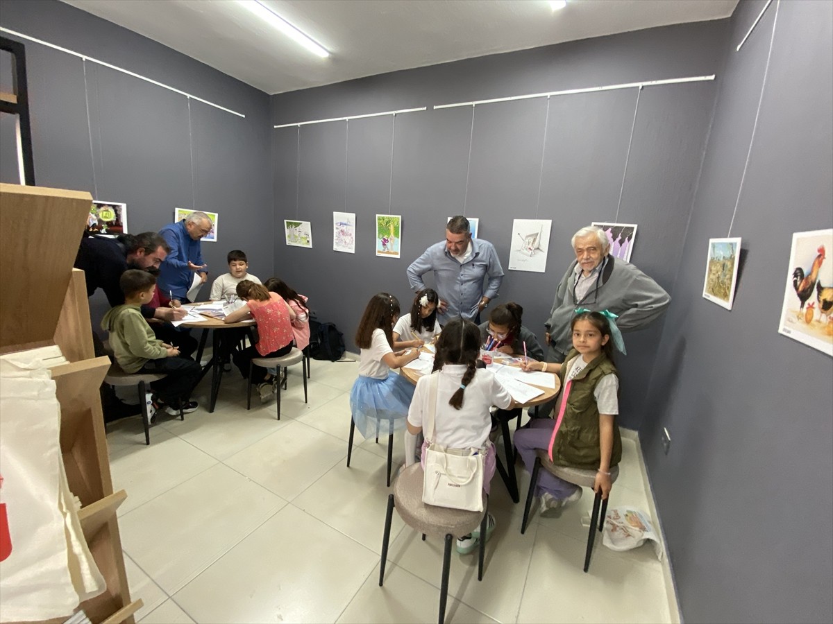 Balıkesir'in Ayvalık ilçesinde çocuklar ile gençlere karikatür sanatını sevdirebilmek amacıyla...