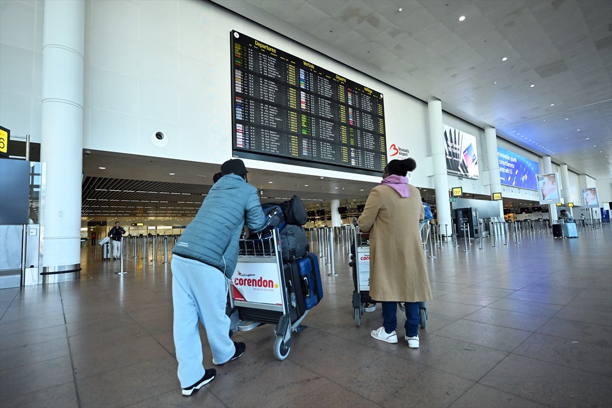 Belçika'da hükümetin bütçede planladığı kesintilere karşı yapılan bir günlük grev, uçuşları ve...