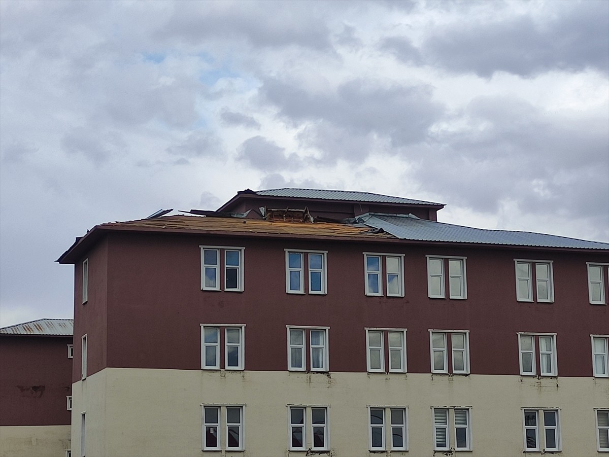 Bingöl'ün Karlıova ilçesinde şiddetli rüzgar nedeniyle, kullanıma kapalı kız öğrenci yurdunun...