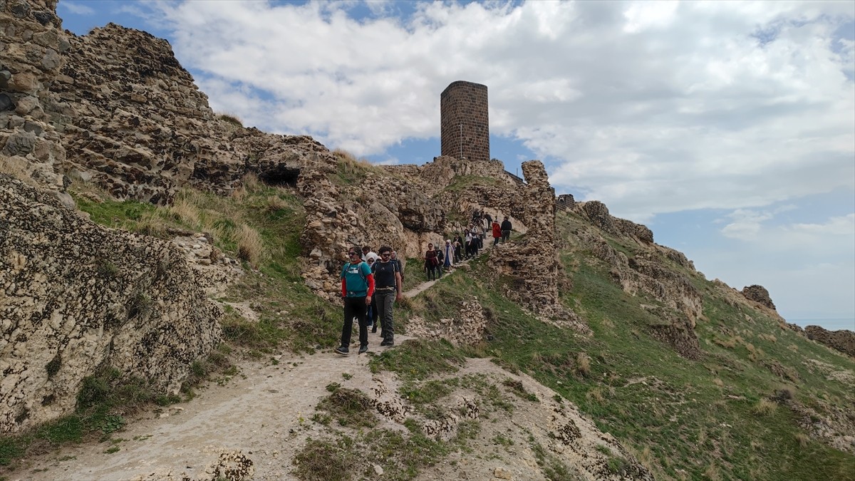  Bitlis'in Adilcevaz ilçesinde öğretmenler, Adilcevaz Kalesi ve Mucizeler Manastırı'nın bulunduğu...