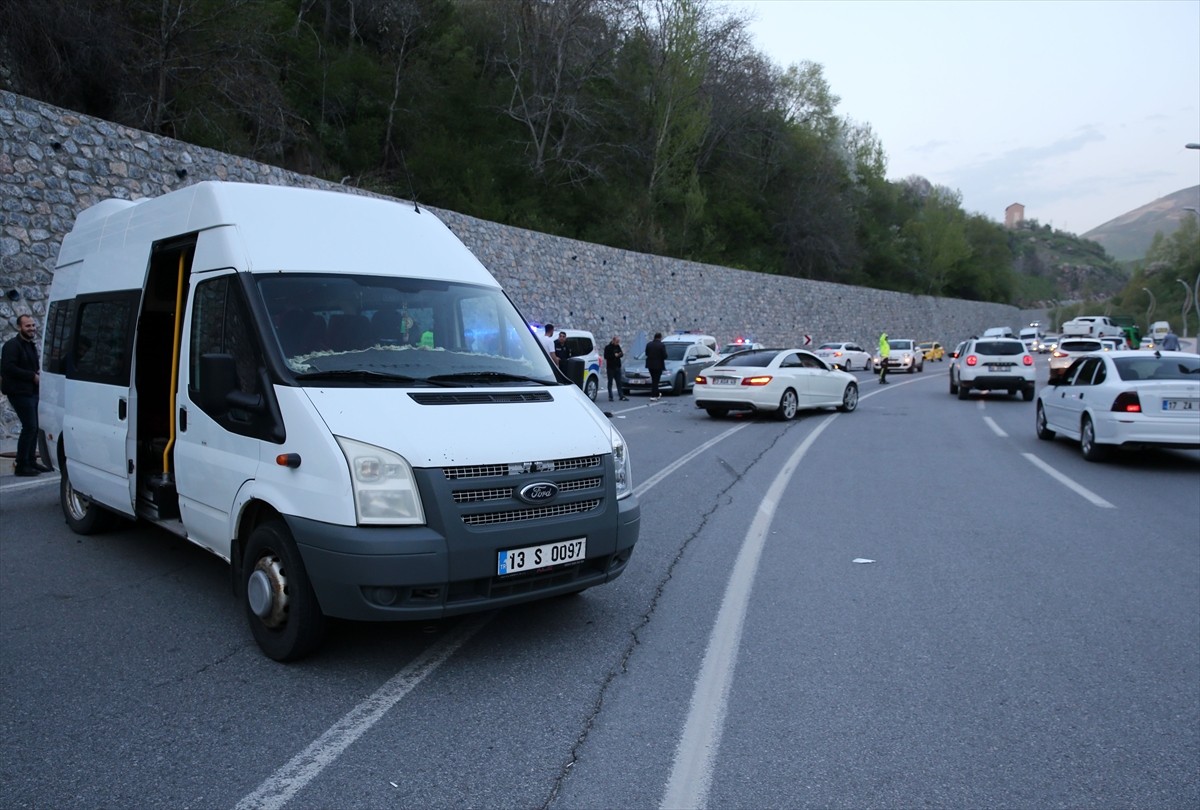 Bitlis'te otomobil ile minibüsün çarpışması sonucu 8 kişi yaralandı.