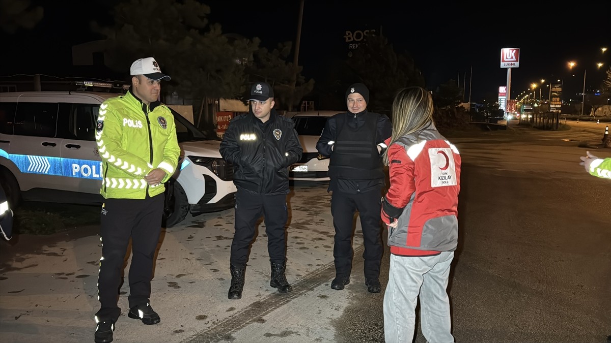Bolu'da görev başındaki polis memurlarına, Türk Kızılay üyelerince çorba ikramında...
