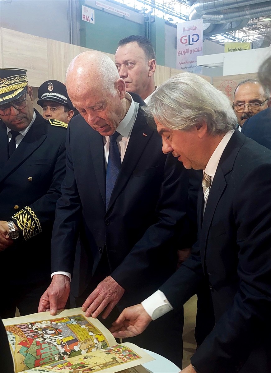 Bu yıl 39’uncusu düzenlenen Tunus Uluslararası Kitap Fuarı, Cumhurbaşkanı Kays Said’in (solda)...