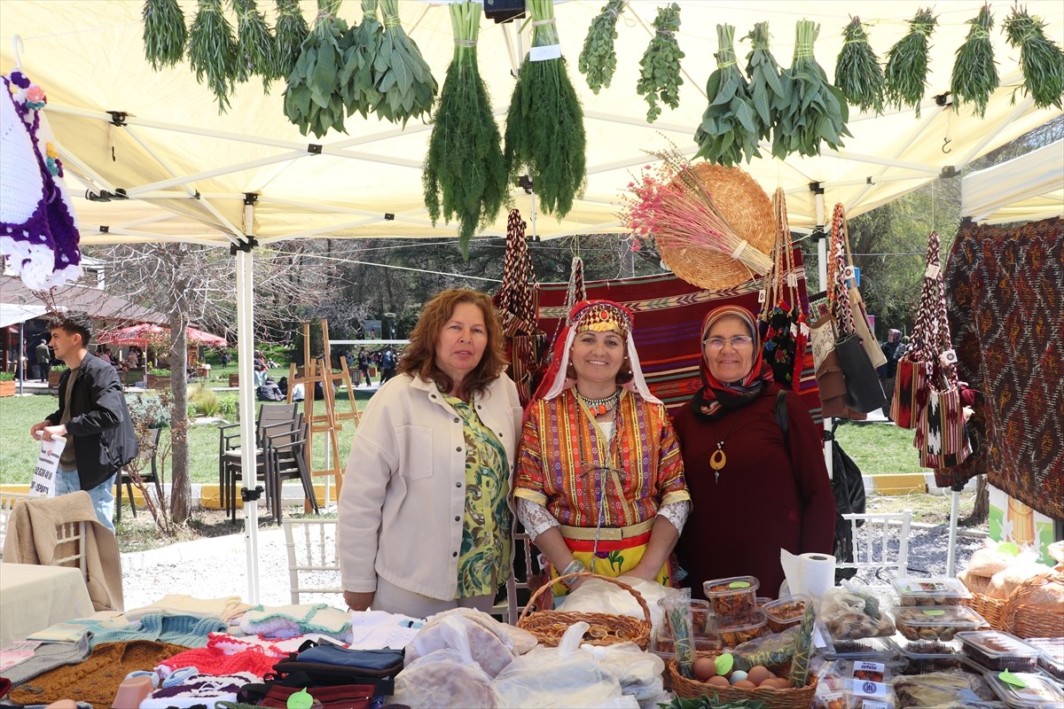 Burdur'da Turizm Haftası dolayısıyla "Yörük Şenliği" yapıldı. Şenlikte Yöresel kıyafetleri giyen...
