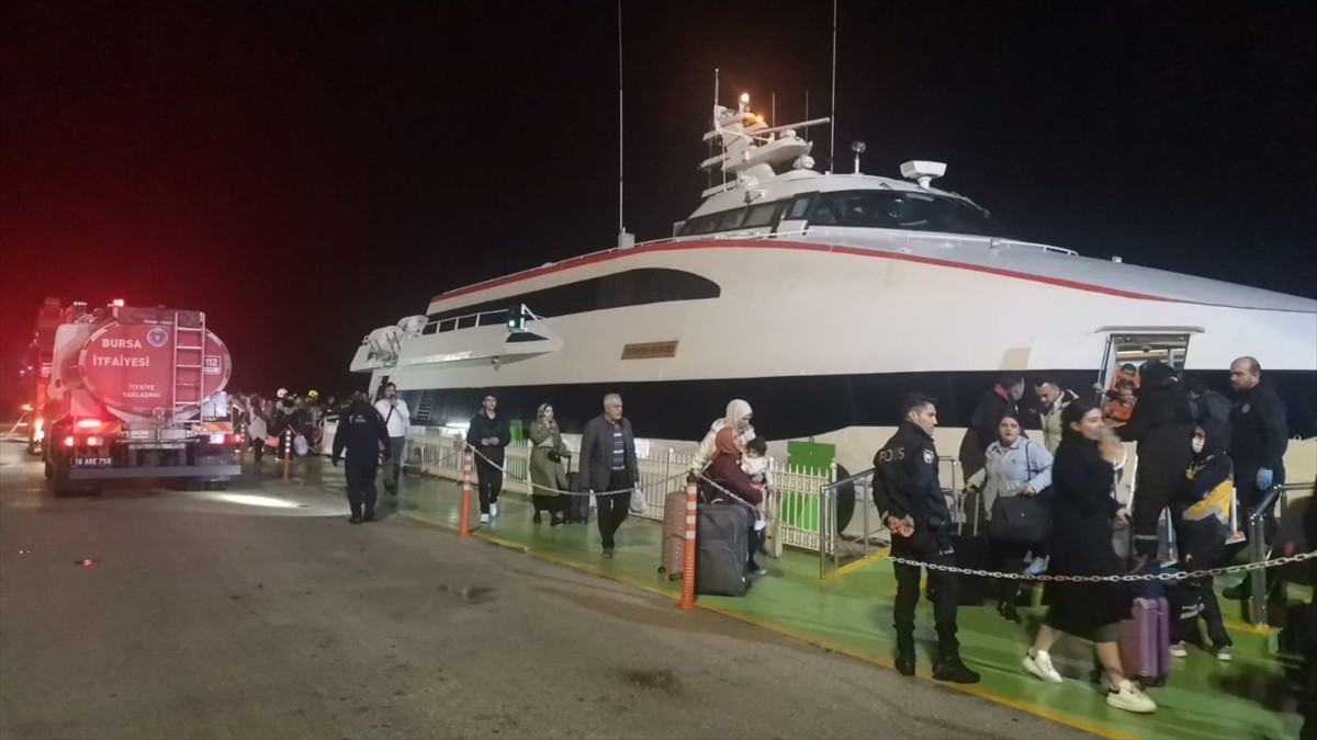 Bursa Deniz Otobüslerinin (BUDO) feribotunun makine dairesinde çıkan yangın, gemi personelince...