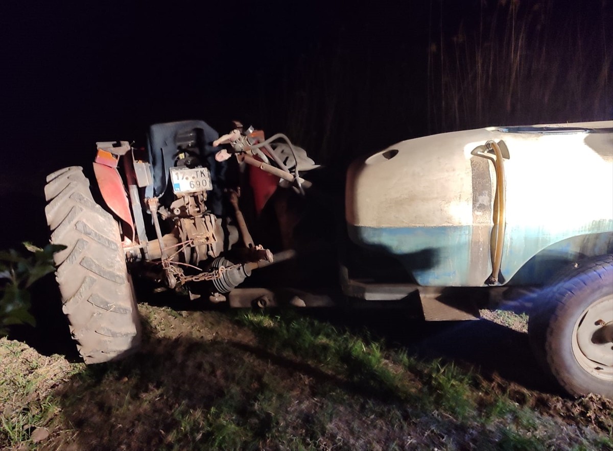 Çanakkale'nin Bayramiç ilçesinde traktörün devrilmesi sonucu altında kalan sürücü hayatını...