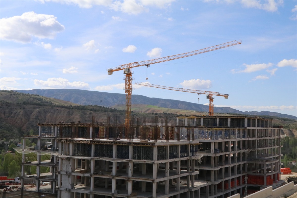 Çankırı'da yapımı süren devlet hastanesi inşaatındaki vinçten düşen işçi hayatını...