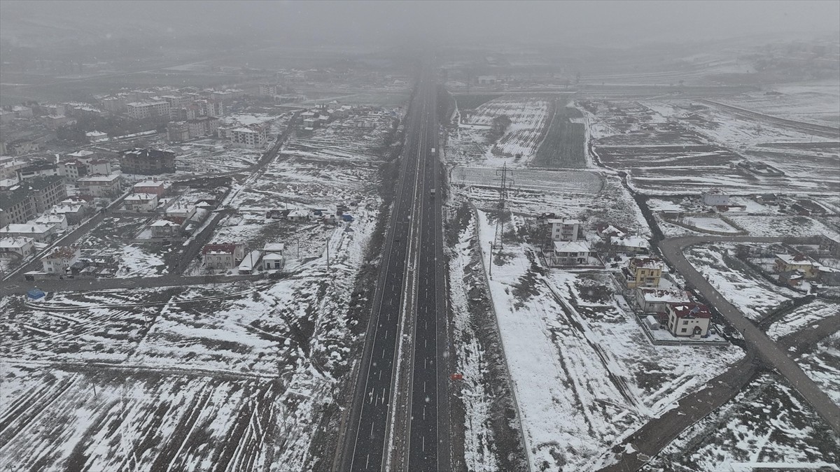 Çankırı'nın Çerkeş ilçesinde kar yağışı etkili oluyor.