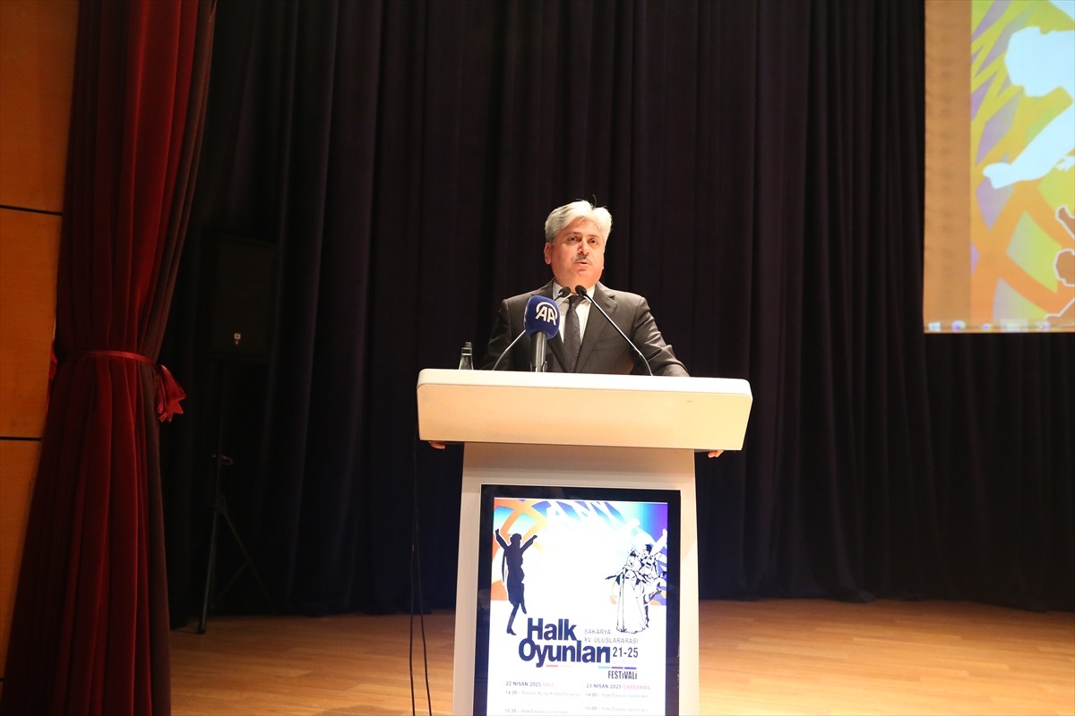 Çeşitli ülkelerin geleneksel halk danslarının sergilendiği "Sakarya 15. Uluslararası Halk Oyunları...