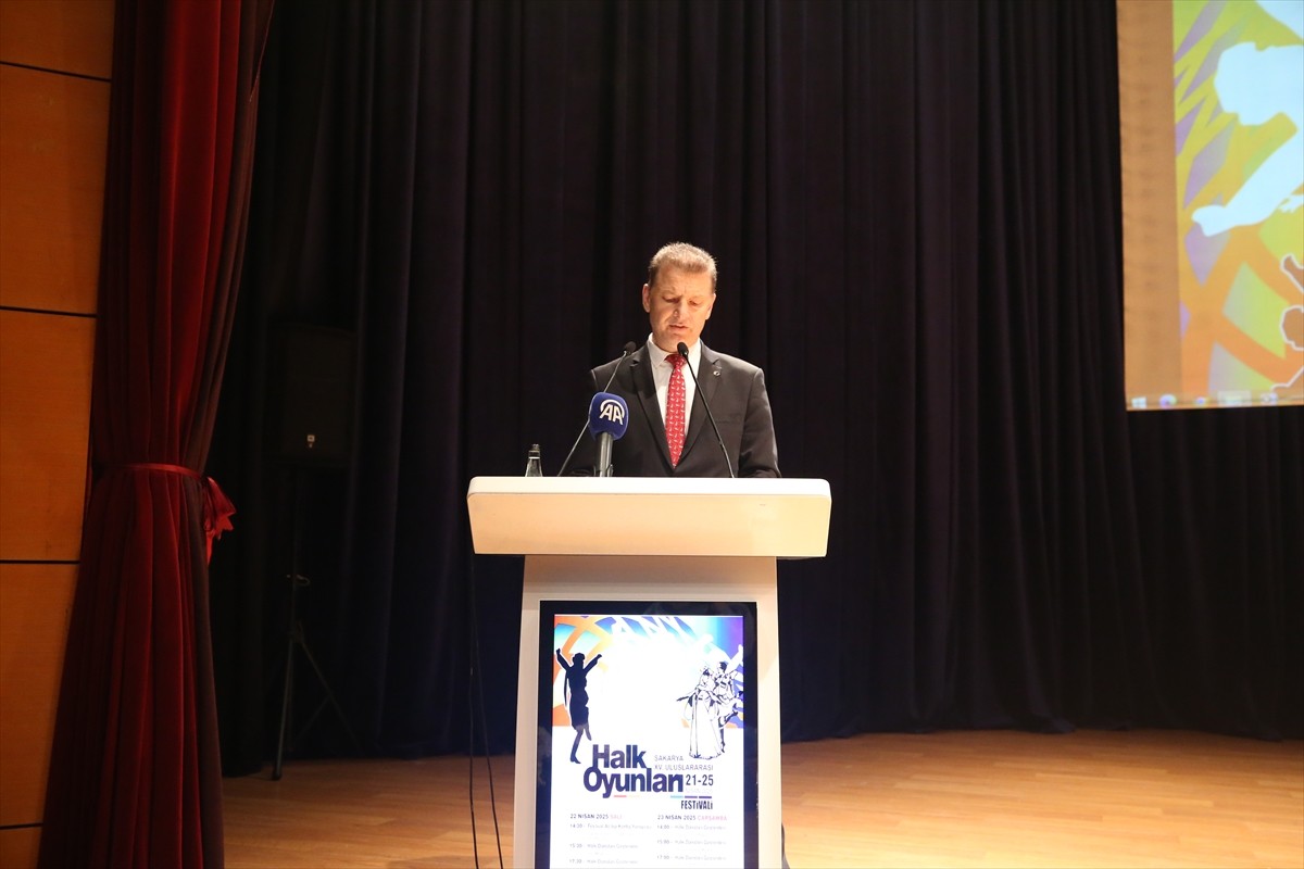 Çeşitli ülkelerin geleneksel halk danslarının sergilendiği "Sakarya 15. Uluslararası Halk Oyunları...