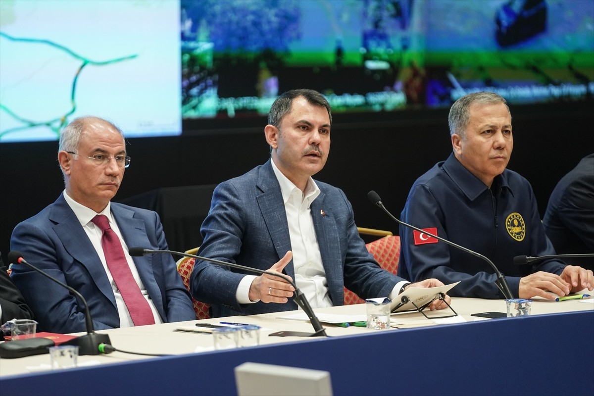 Çevre, Şehircilik ve İklim Değişikliği Bakanı Murat Kurum (sağ 3), İstanbul İl Afet ve Acil Durum...