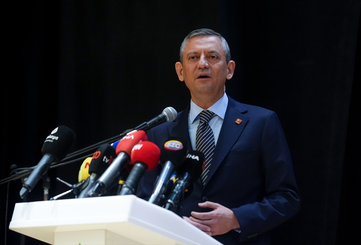 CHP Genel Başkanı Özgür Özel (ortada), Çağdaş Gazeteciler Derneği (ÇGD) tarafından, Çankaya...