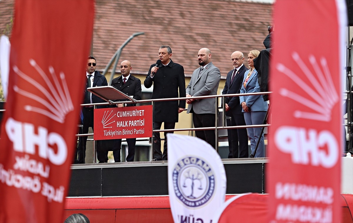 CHP Genel Başkanı Özgür Özel, partisince Cumhuriyet Meydanı'nda düzenlenen mitinge katıldı.