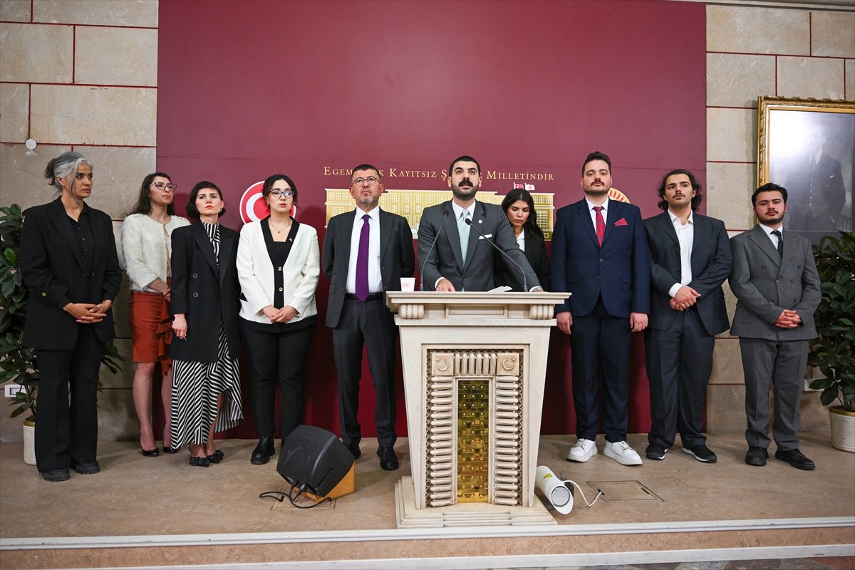 CHP İstanbul Milletvekili Ali Gökçek (sağ 2), Meclis'te düzenlediği basın toplantısında, İstanbul...