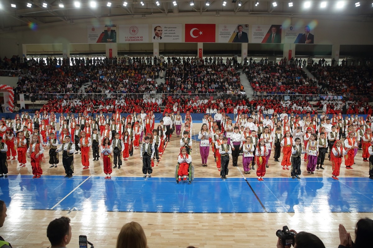 Çorum'da yaşayan üçüncü sınıf öğrencisi bedensel engelli Selenay Kaya, tekerlekli sandalyesiyle...