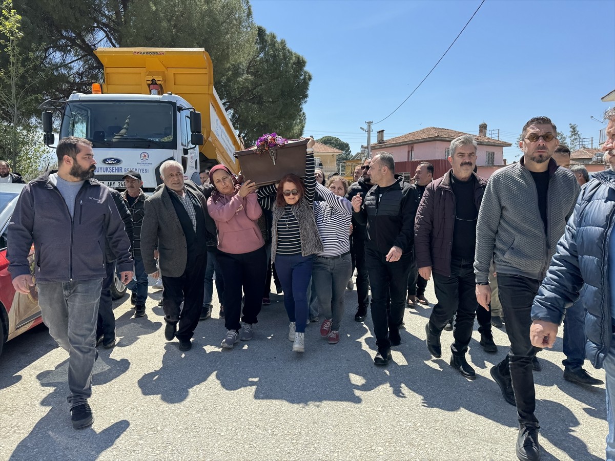 Denizli'nin Pamukkale ilçesinde, eski eşi tarafından bıçaklanarak öldürülen kadının cenazesi...