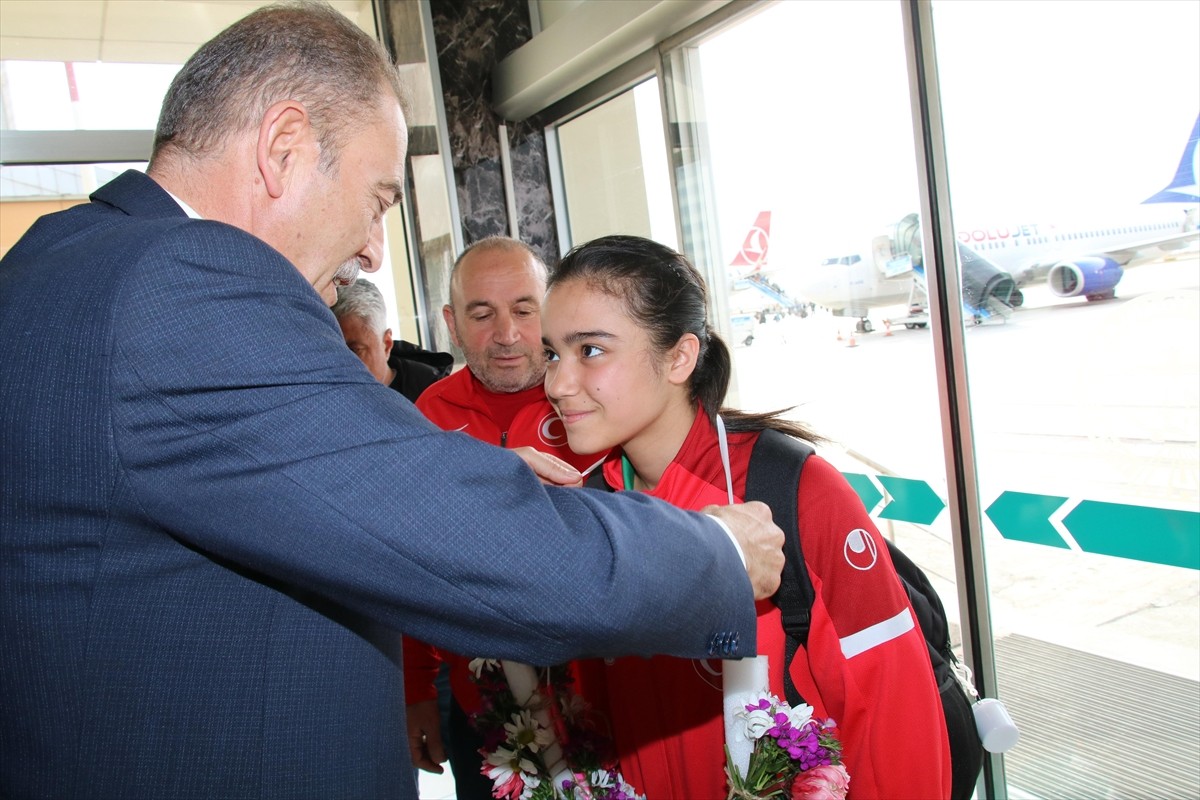 Dünya Liseler Şampiyonası'ndan madalyayla dönen Vanlı sporcular, kentte çiçeklerle karşılandı. İl...