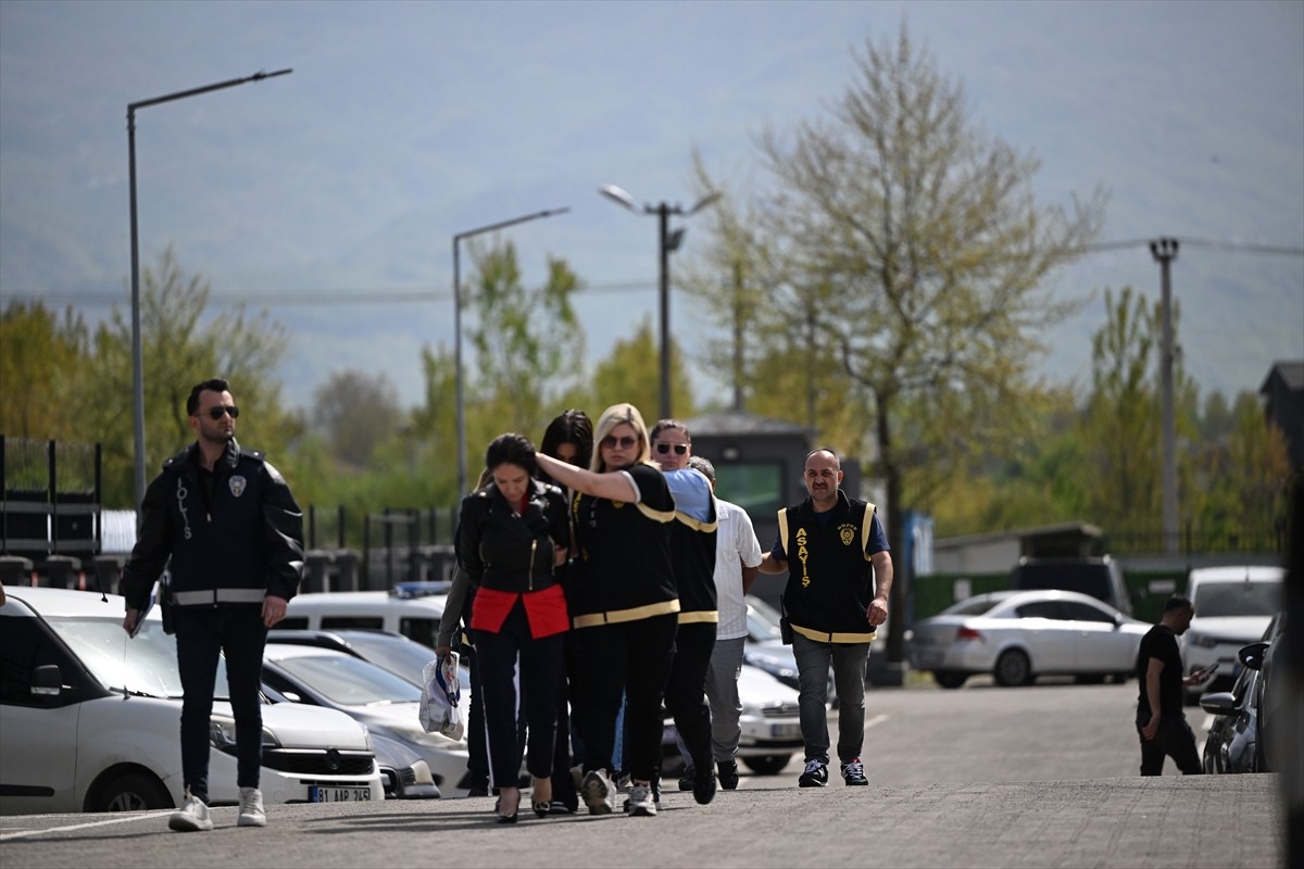 Düzce'de, kuyumculara sahte altın satmak isteyen 3'ü kadın 4 şüpheli gözaltına alındı. Emniyetteki...