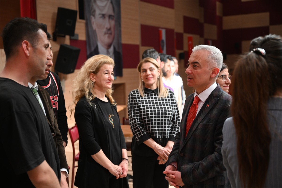 Edirne'de emniyet mensuplarından oluşan tiyatro grubunun sahnelediği oyunla, uyuşturucuyla...