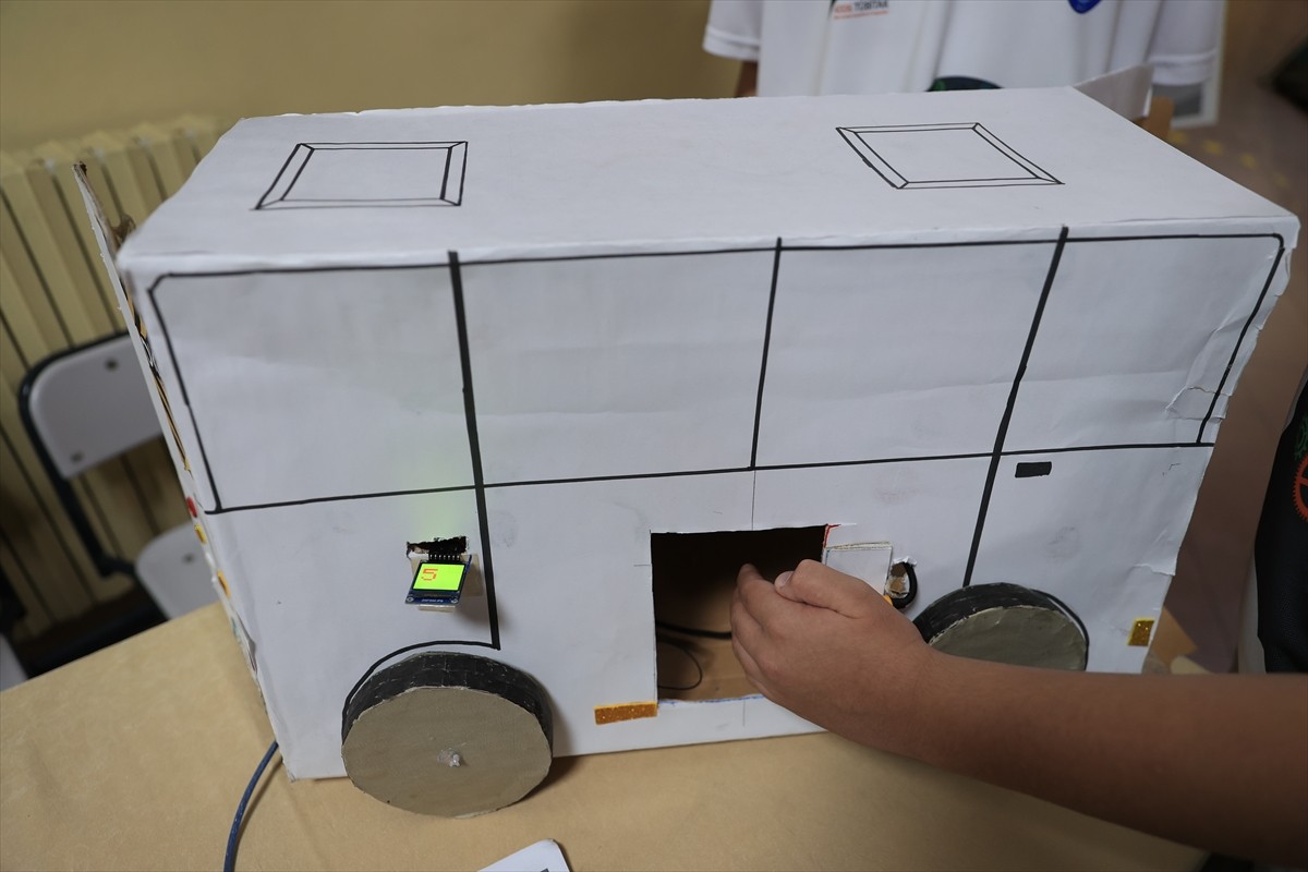 Edirne'de öğrenciler, TÜBİTAK Bilim Fuarı kapsamında okul servislerinde unutulmanın önüne geçmek...