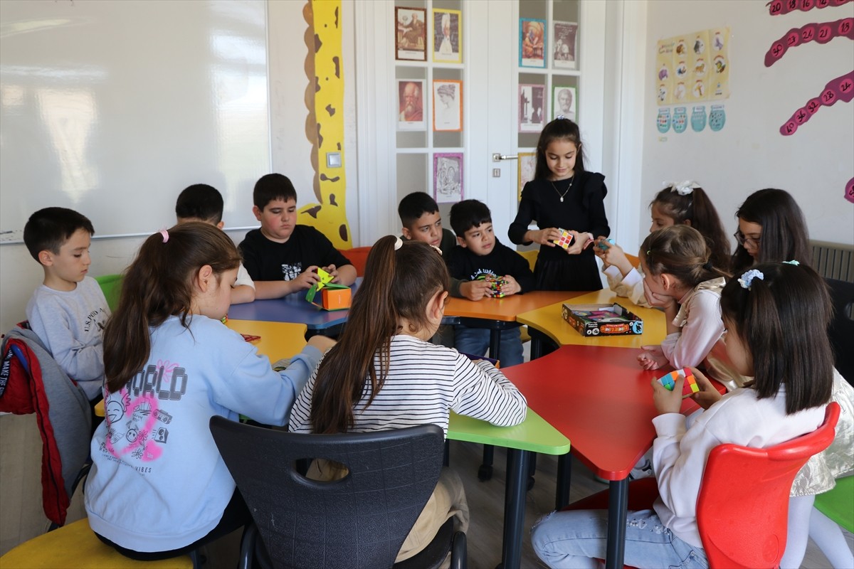 Elazığ'da ikinci sınıfa giden 3 ilkokul öğrencisi, çevrim içi yapılan Kanada merkezli Uluslararası...