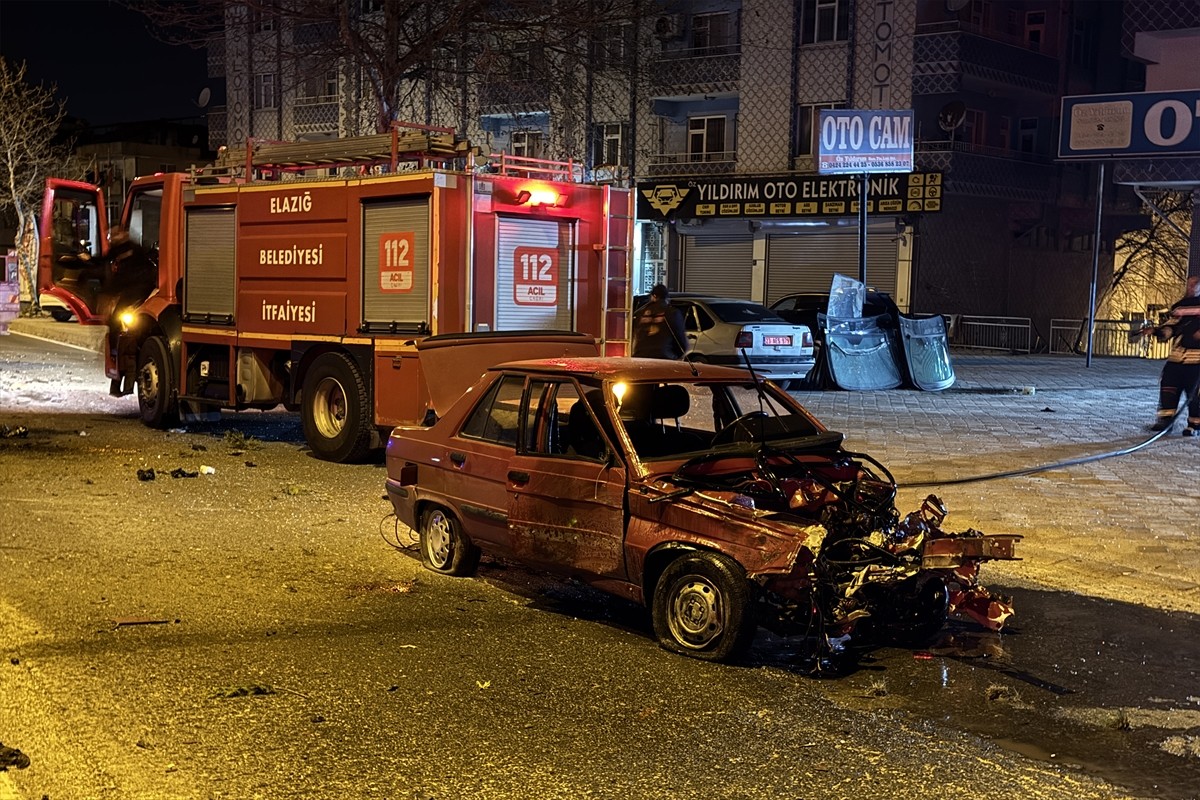 Elazığ'da otomobil ile kamyonetin çarpışması sonucu 1 kişi yaralandı. Çarpışmanın etkisiyle...