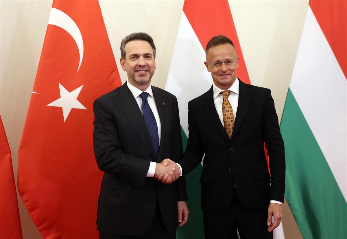 Enerji ve Tabii Kaynaklar Bakanı Alparslan Bayraktar, Macaristan'ın başkenti Budapeşte'de...