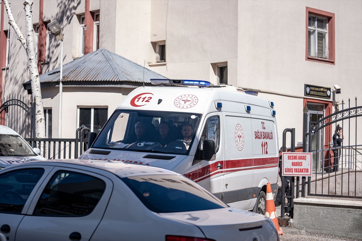 Erzurum'da bir polis, kontrol ettiği silahın kazara ateş alması sonucu mesai arkadaşını...