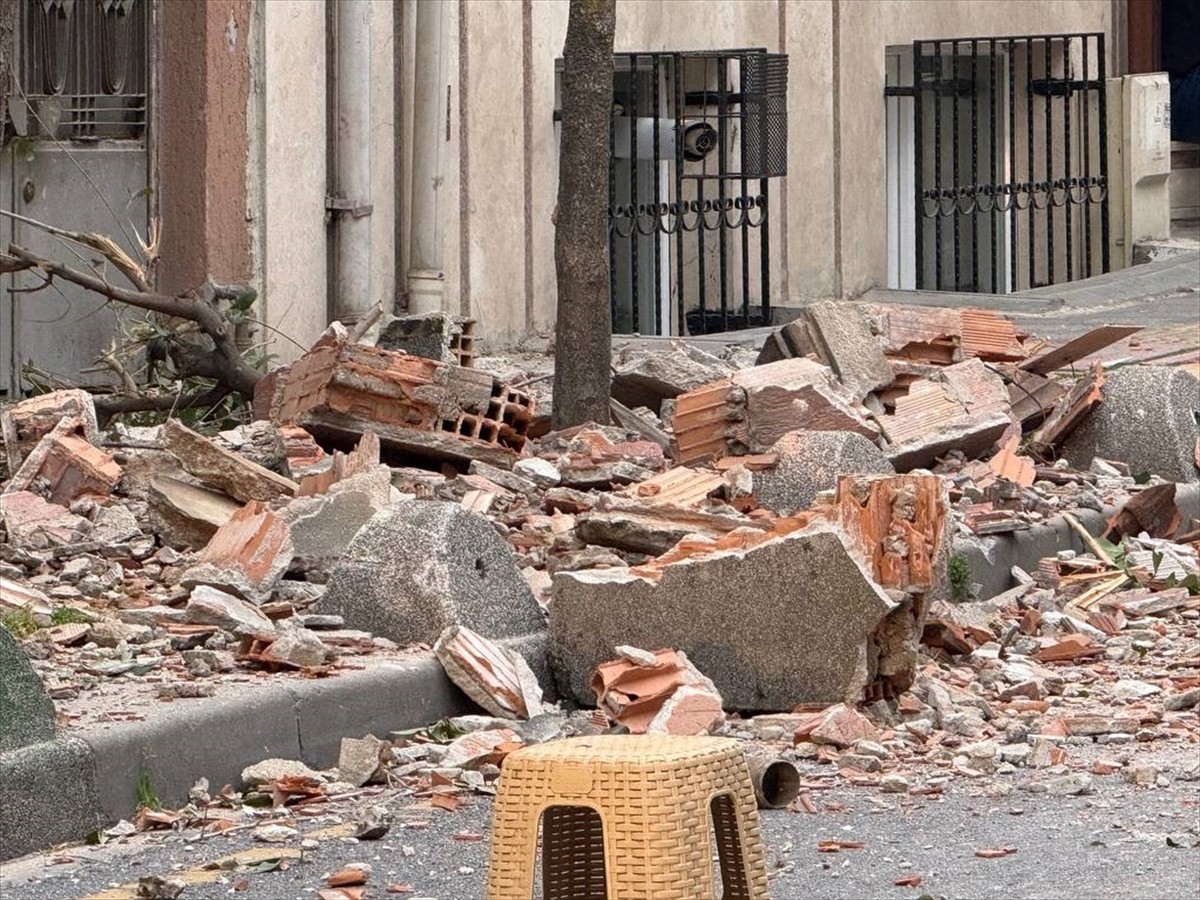 Esenler'de çatısından parçalar kopan 3 katlı bina tahliye edildi. Çevredekilerin ihbarıyla olay...