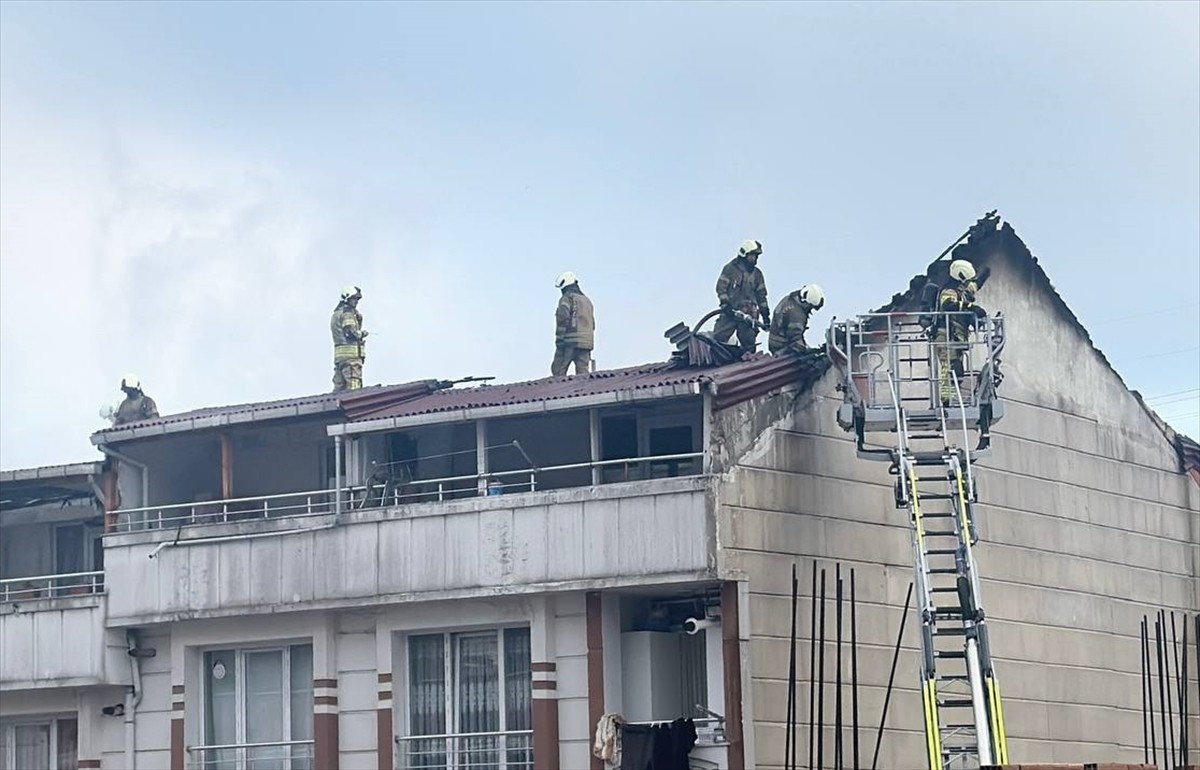 Esenyurt'ta 5 katlı binanın çatısında çıkan ve yan binanın çatısına da sirayet eden yangın...