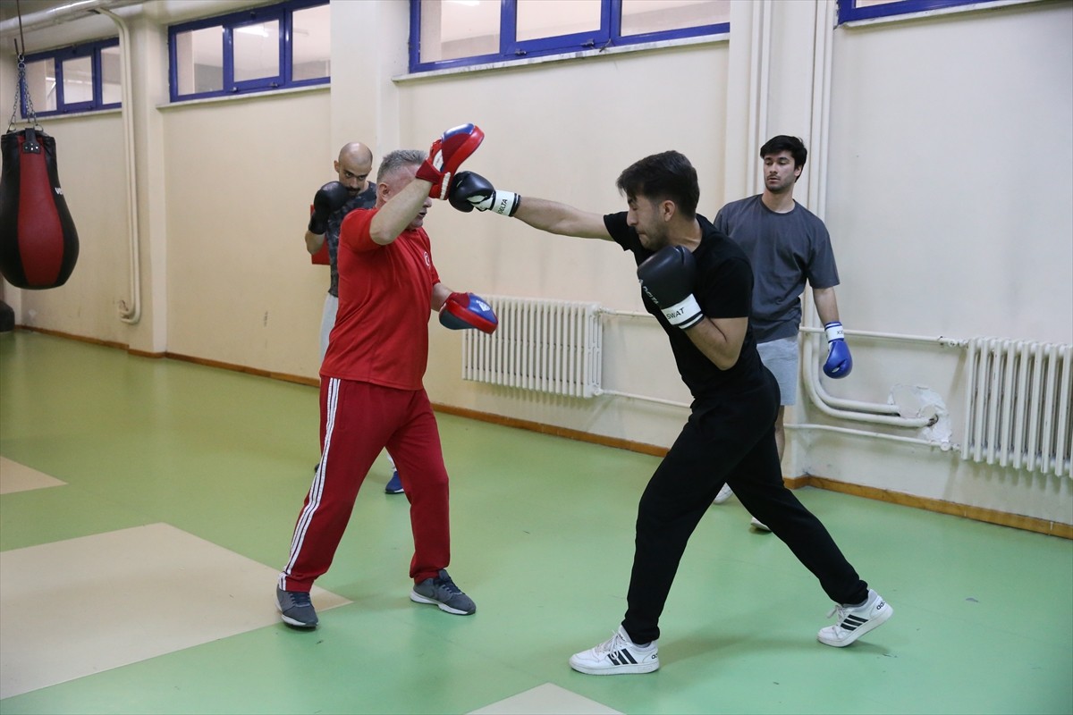 Eskişehir Osmangazi Üniversitesi (ESOGÜ) Tıp Fakültesinde öğrenim gören bir grup öğrenci, günün...