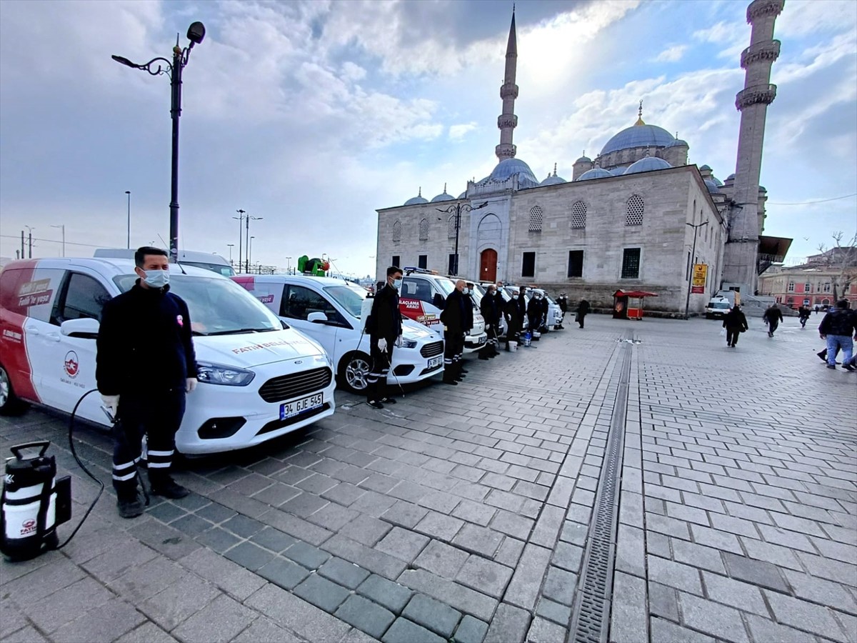 Fatih Belediyesi ekipleri, tarihi Mısır Çarşısı ve çevresinde haşereyle mücadele amacıyla ilaçlama...