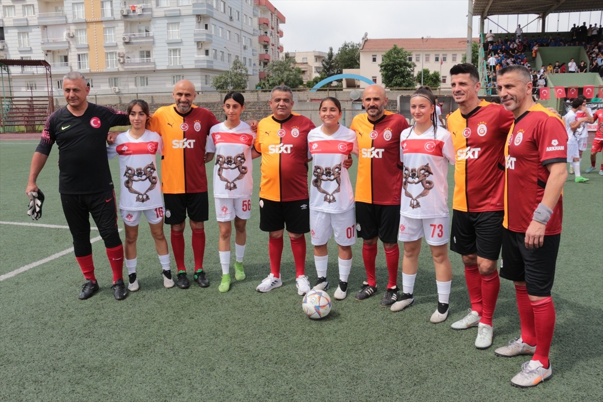 Galatasaraylı bazı eski futbolcular, Şırnak'ın Cizre ilçesinde gençlerle dostluk maçı yaptı....