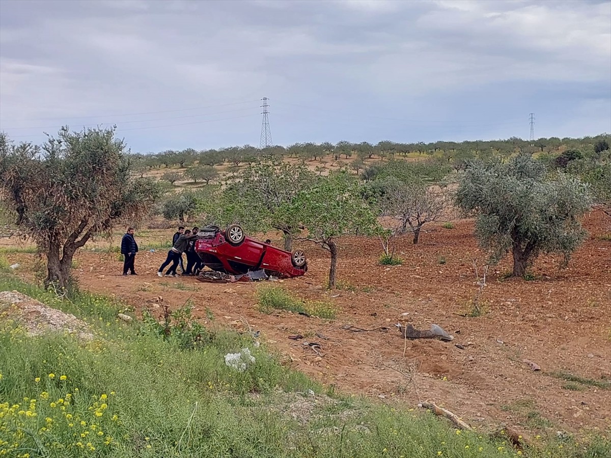 Gaziantep'in Nizip ilçesinde otomobilin devrilmesi sonucu 1 kişi öldü, 2 kişi yaralandı.