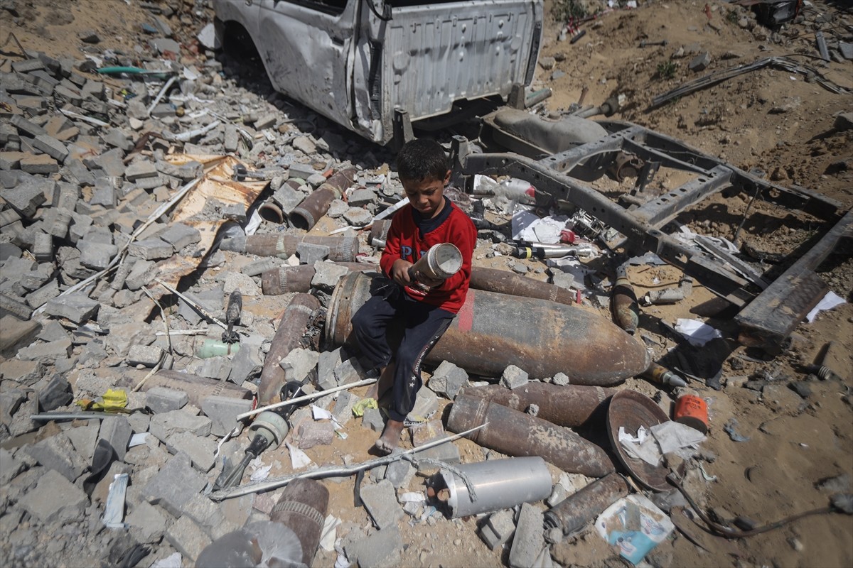 Gazze Şeridi'nde İsrail'in saldırıları tüm şiddetiyle devam ederken, saldırı alanlarından kaçan...
