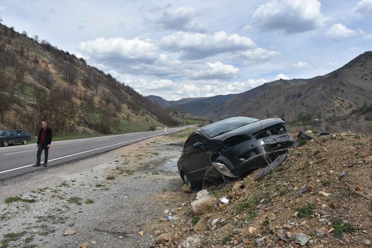 Gümüşhane'de yol kenarındaki toprak birikintisine çarpan otomobildeki 1'i çocuk 3 kişi...