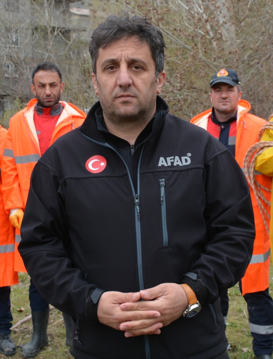 Hakkari'de kayıp kadının bulunması için başlatılan arama çalışmaları devam ediyor. AFAD İl Müdürü...