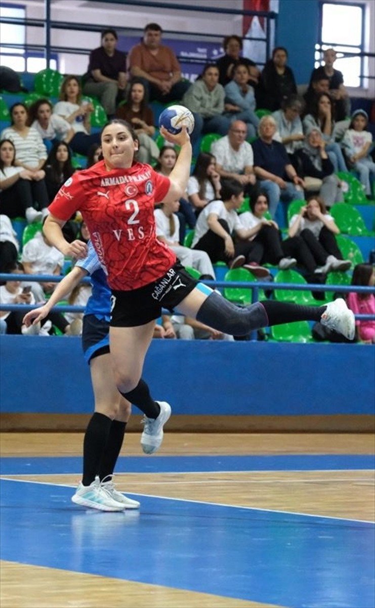 Hentbol Kadınlar Süper Lig play-off 1-4 etabında Armada Praxis Yalıkavak ile Üsküdar Belediyespor...